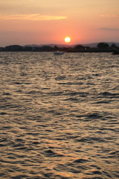 Романтический Закат Берегу Отражением Солнечных Лучей Морской Воде Фоне Гавани — стоковое фото