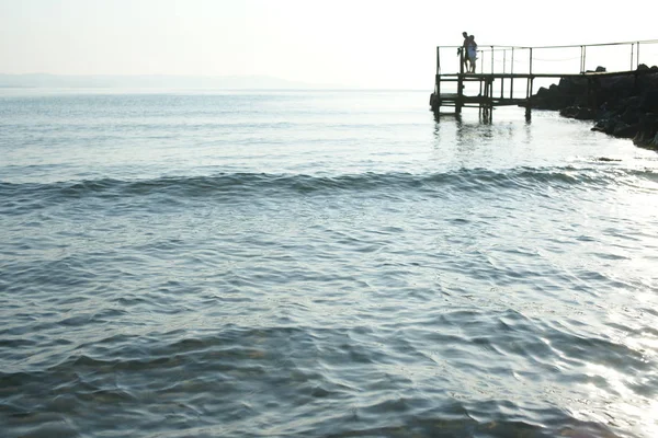 Couple Persons Standing Wooden Stairs Sea Shore Background — Stock Photo, Image