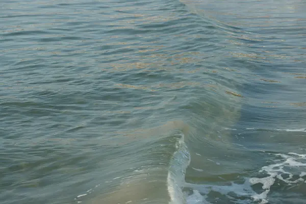 Прозора Бірюзова Морська Вода Крутими Хвилями Білими Бульбашками Морському Березі — стокове фото