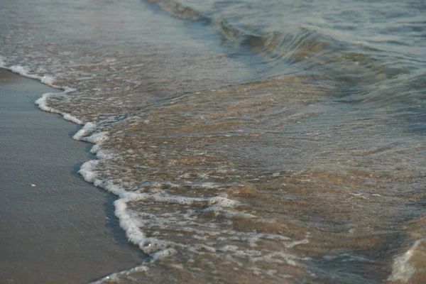 Gyönyörű Tenger Hullámok Tiszta Vízben Napos Strand Háttér — Stock Fotó