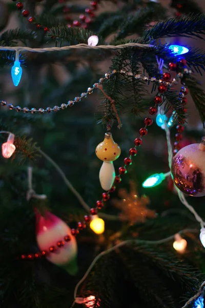 Sapin Vert Avec Des Jouets Colorés Des Guirlandes Dans Fond — Photo