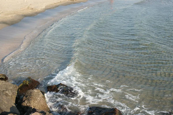 Água Mar Clara Com Ondas Azuis Fundo Costa Mar — Fotografia de Stock