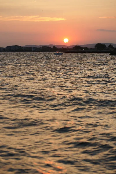 海滨浪漫的落日 在港湾背景的海水上反射太阳光 — 图库照片