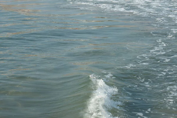 Průzračná Tyrkysová Mořská Voda Vířícími Vlnami Bílými Bublinami Mořském Břehu — Stock fotografie