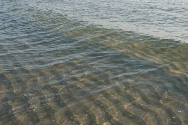 清澈的海水 海滨背景上有卷曲的波浪 — 图库照片