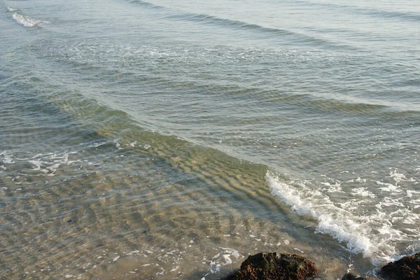 Чистая Вода Волнами Фоне Пляжа — стоковое фото