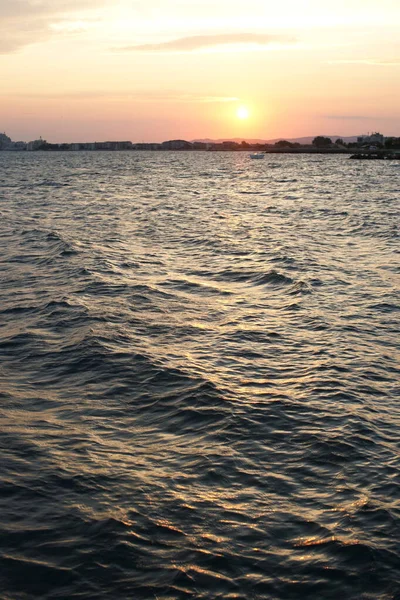 Романтический Закат Берегу Глубокой Голубой Водой Фоне Морской Гавани — стоковое фото