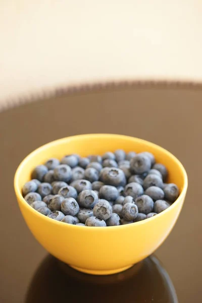 Bleuets Mûrs Frais Dans Bol Jaune Sur Fond Noir — Photo