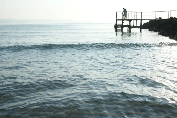 Couple Persons Standing Wooden Stairs Sea Shore Background — Stock Photo, Image