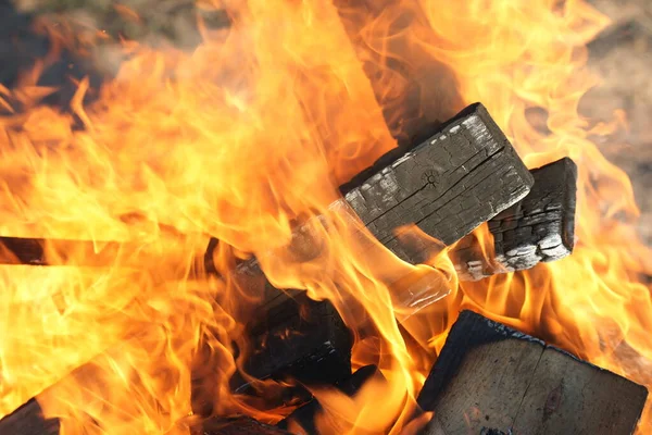 Ateşle yanan odunlar. 