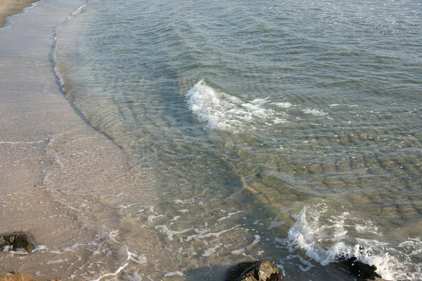 Moře Čistá Voda Vlnami Pláži Pozadí — Stock fotografie