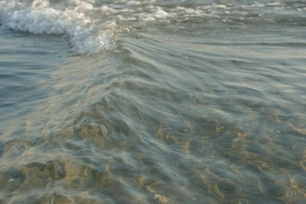 Schönes Und Klares Meerwasser Mit Wellen Auf Dem Strand Hintergrund — Stockfoto