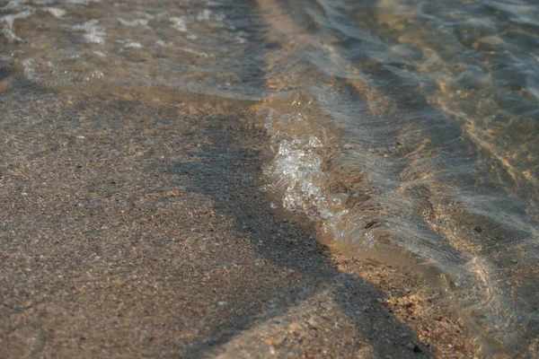 Belle Onde Del Mare Acque Limpide Sullo Sfondo Della Spiaggia — Foto Stock