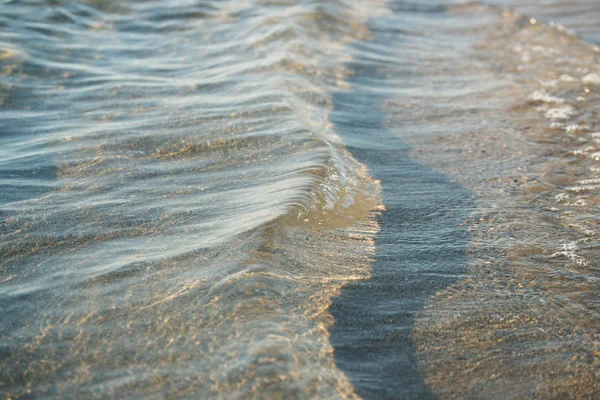 Klart Havsvatten Med Havsvågor Gyllene Sand Bakgrund — Stockfoto