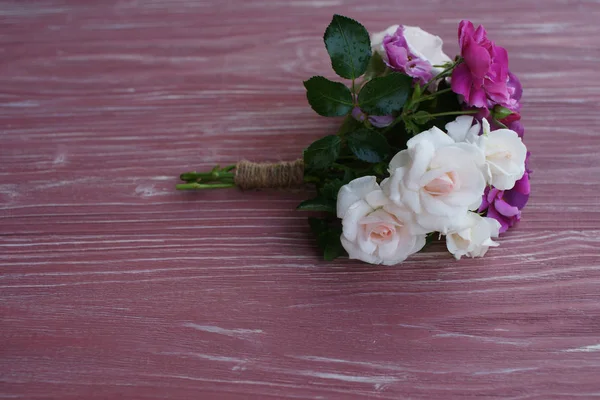 Buquê Rosas Jardim Rosa Roxo Sobre Fundo Madeira — Fotografia de Stock