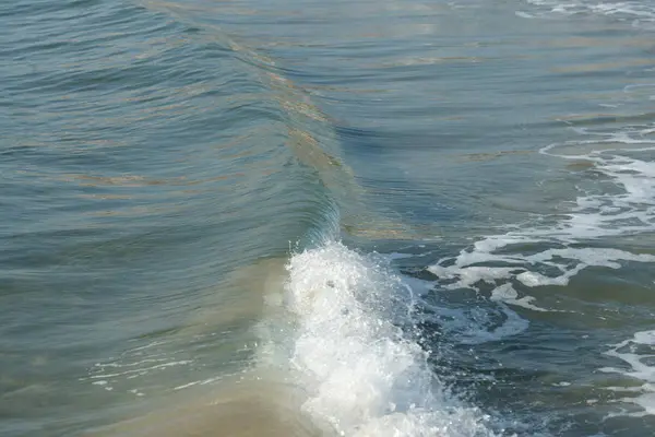 海の岸に小さな波がある海水は — ストック写真