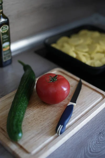 Gurken Und Tomaten Auf Dem Schneidebrett — Stockfoto