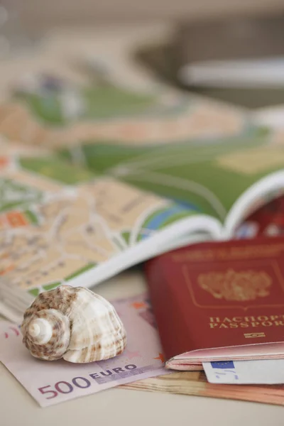 ロシアのパスポート外貨と世界地図テーブルの上に背景 — ストック写真