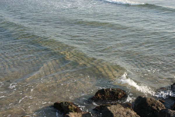 Havet Klart Vatten Med Vågor Stranden Bakgrund — Stockfoto