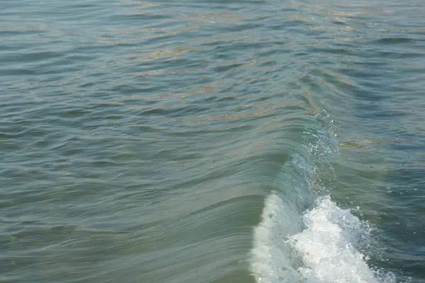 Bela Clara Água Mar Com Ondas Fundo Praia — Fotografia de Stock