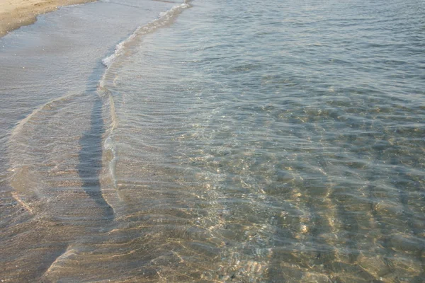 令人惊奇的海清澈的水与海浪在海滩的背景 — 图库照片