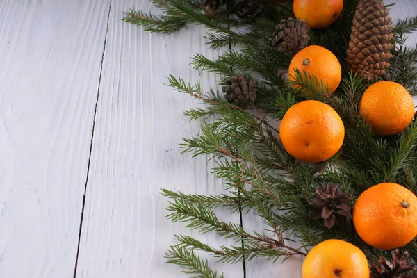 Cônes Mandarines Branches Sapin Noël Sur Fond Bois Blanc — Photo