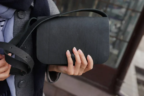 Femme Avec Petit Sac Noir Sur Épaule — Photo