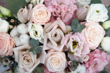 Güzel, parlak, taze pastel güller ve diğer çiçekler.