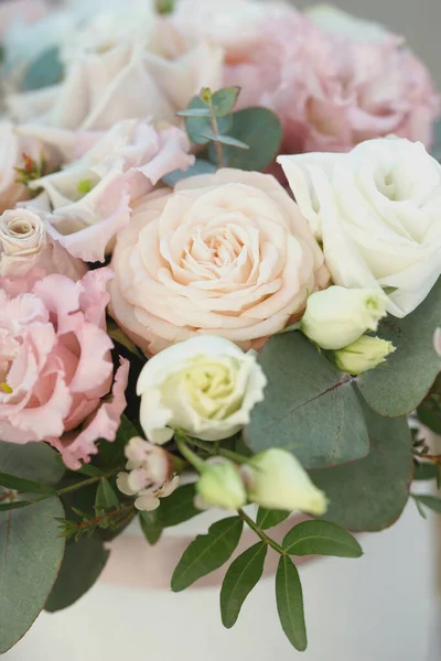 harika parlak bir buket taze pastel güller ve diğer çiçekler