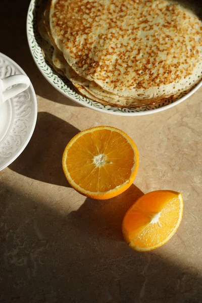 Pfannkuchen Und Orangen Auf Dem Tisch Der Küche Einem Sonnigen — Stockfoto