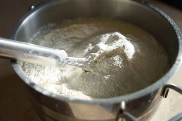 Pfannkuchenteig Auf Einem Tisch Der Küche — Stockfoto