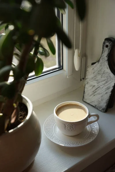 Xícara Café Com Leite Peitoril Janela Dia Ensolarado — Fotografia de Stock