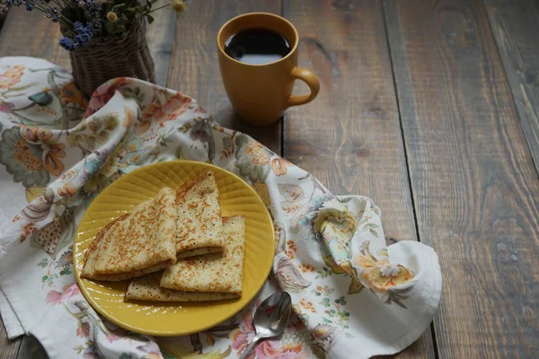 Krepler ve içkiler eski ahşap bir masada