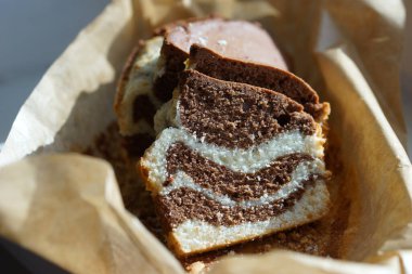 Kurabiye kağıdındaki mermer kek. Yakın plan..