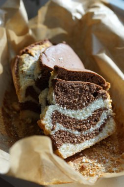 Kurabiye kağıdındaki mermer kek. Yakın plan..