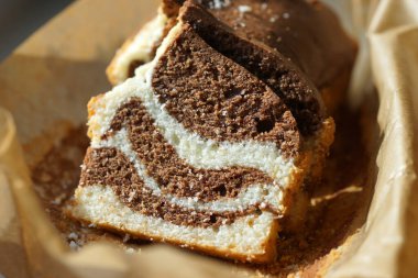 Kurabiye kağıdındaki mermer kek. Yakın plan..