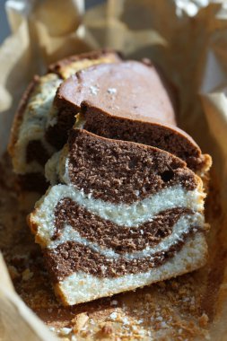 Kurabiye kağıdındaki mermer kek. Yakın plan..