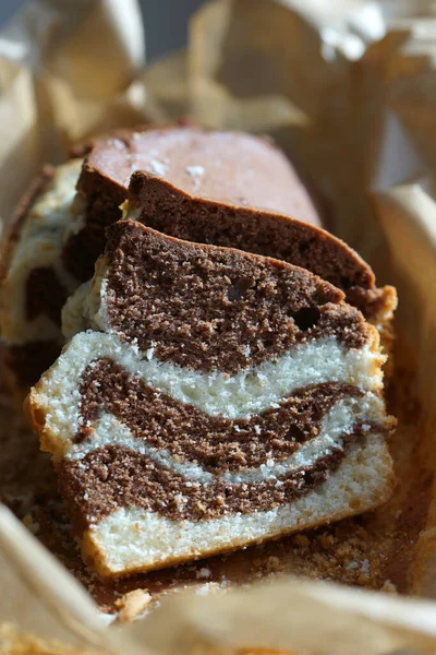 Kurabiye kağıdındaki mermer kek. Yakın plan..