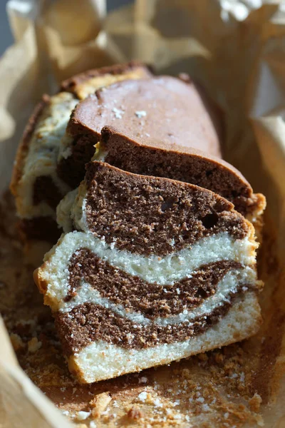 Kurabiye kağıdındaki mermer kek. Yakın plan..