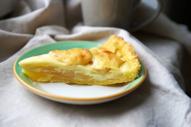 Ev yapımı elma ve ekşi kremalı pasta.