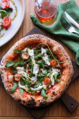 Stracciatella peynirli Napoli pizzası..                  