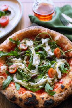 Stracciatella peynirli Napoli pizzası..                  