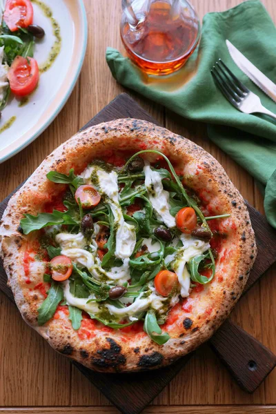 Stracciatella peynirli Napoli pizzası..                  