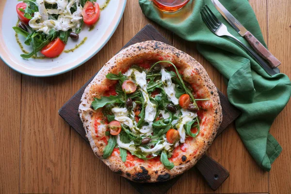 Stracciatella peynirli Napoli pizzası..                  