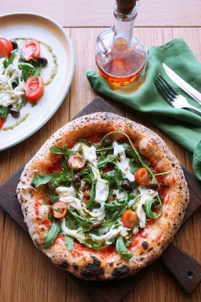 Stracciatella peynirli Napoli pizzası..                  