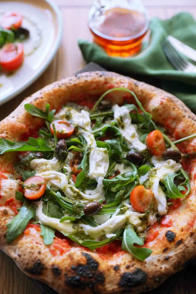 Stracciatella peynirli Napoli pizzası..                  