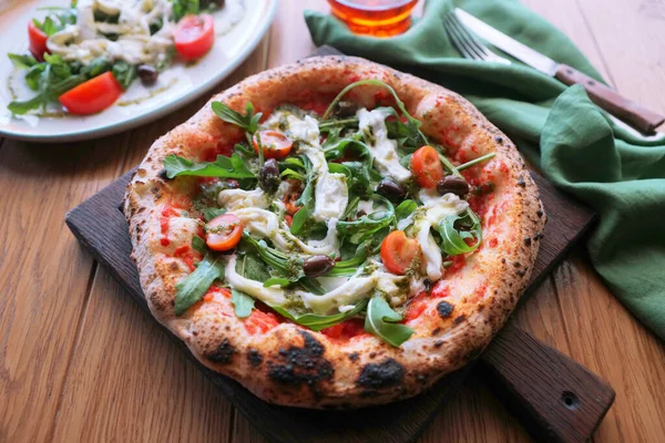 Stracciatella peynirli Napoli pizzası..                  