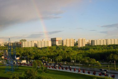 Boş Moskova 'da yağmurdan sonra otoyol. Rusya, Moskova, Mayıs 2020. Karantina kipi.