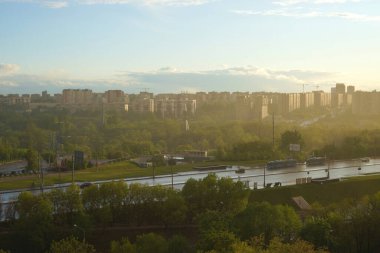 Boş Moskova 'da yağmurdan sonra otoyol. Rusya, Moskova, Mayıs 2020. Karantina kipi.