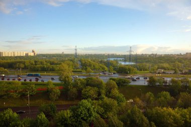 Boş Moskova 'da yağmurdan sonra otoyol. Rusya, Moskova, Mayıs 2020. Karantina kipi.